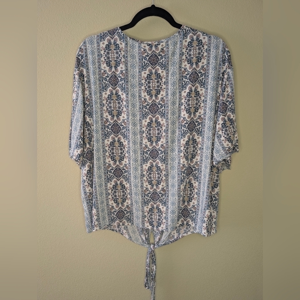 1010- Elegant Blue and White Patterned Women's Blouse Size XXL V-Neck - Picture 2 of 8